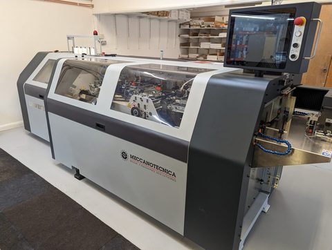 The Universe sheet-fed sewing machine that thread-sews short runs